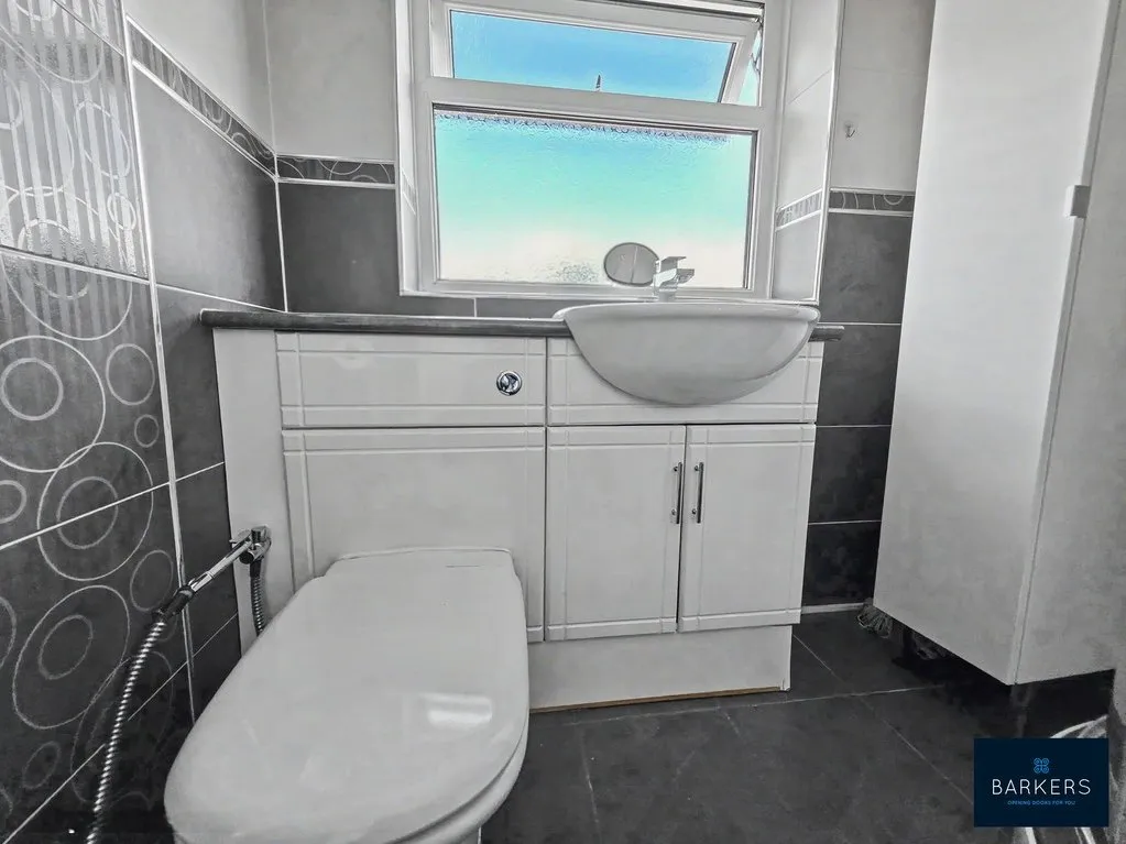 Throstle Nest, Batley WF17 7SN, photo 9