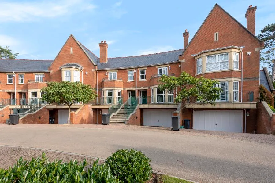 5 bed property to rent — Virginia Water, GU25 4TA