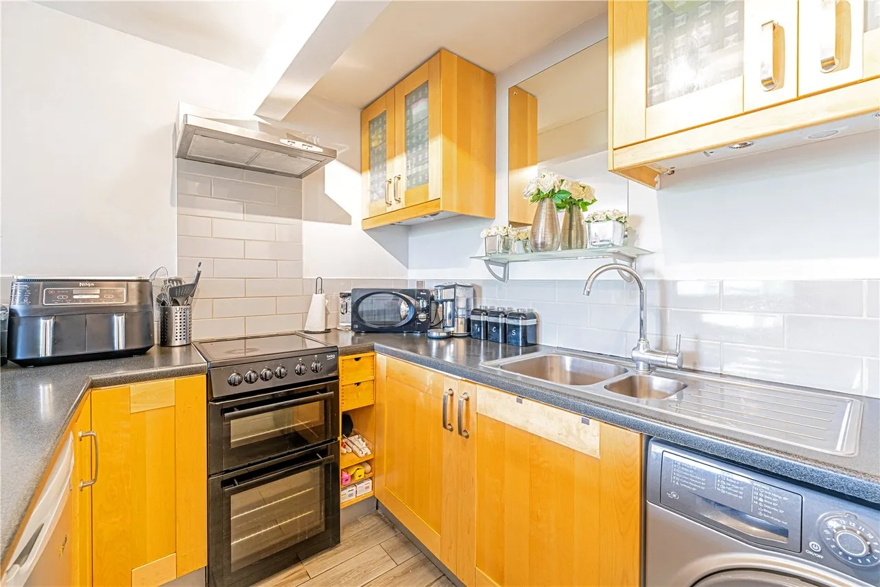 Rushbury Court, 125 Station Road, Hampton, TW12 2DD, photo 4