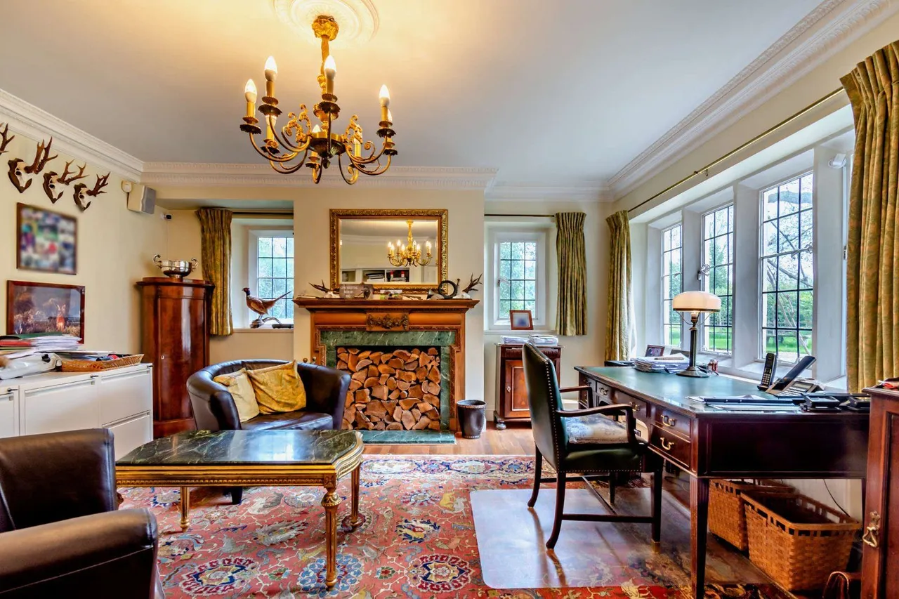 Tower Hill, Horsham, West Sussex, RH13 0AQ, photo 3