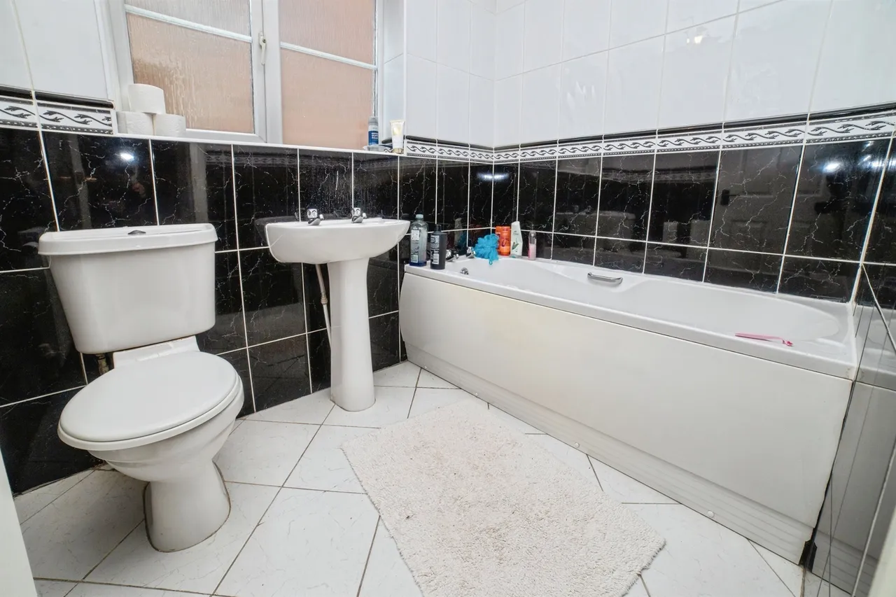 Mercia Court, Huthwaite, NG17, photo 16