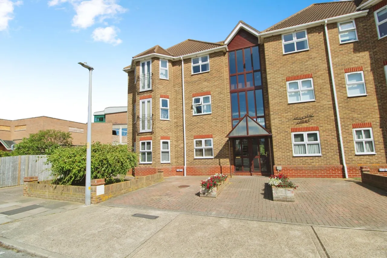 2 bed flat for sale, Harold Road, Clacton-on-sea, CO15