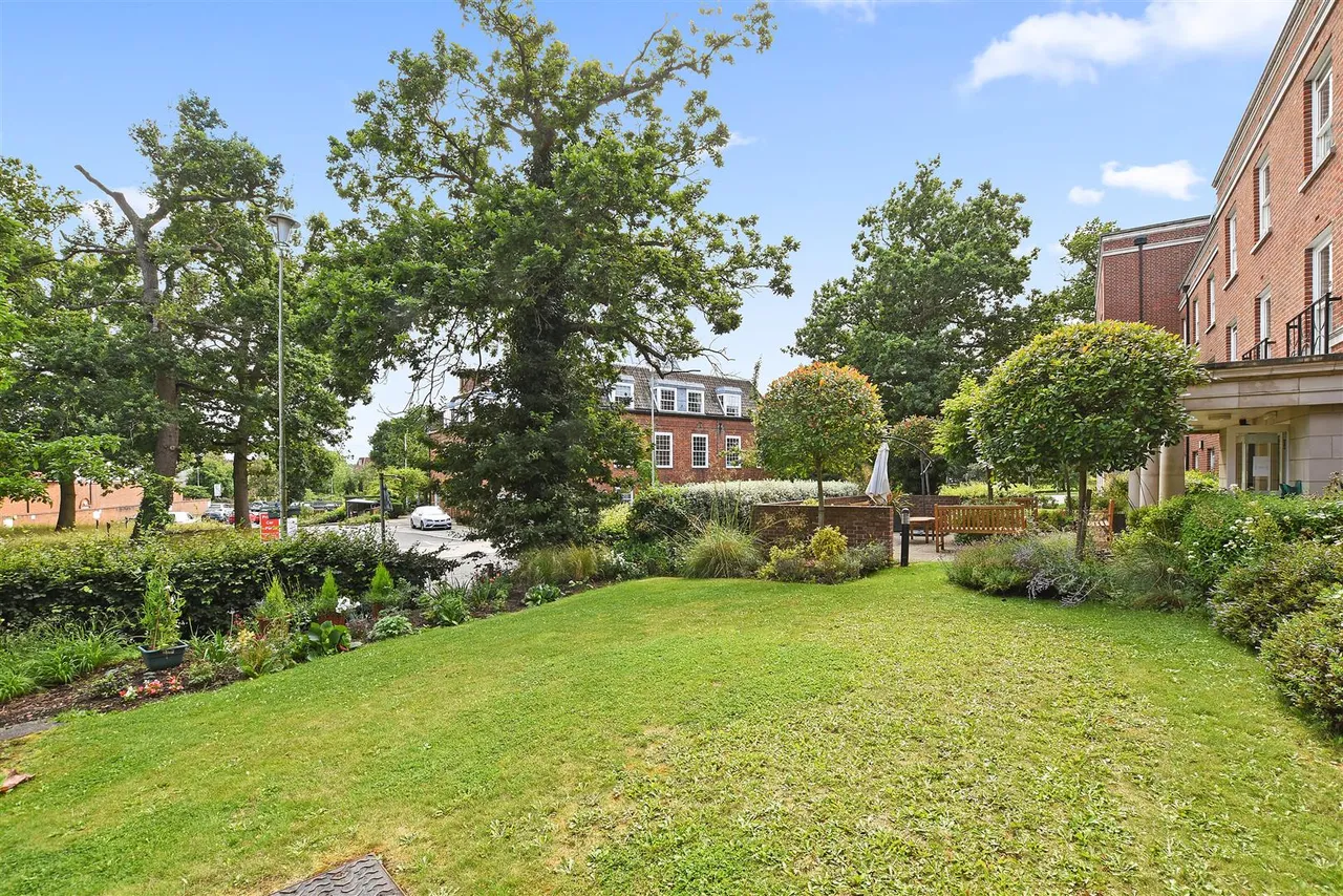 2 bed flat for sale, College Way, Welwyn Garden City, AL8