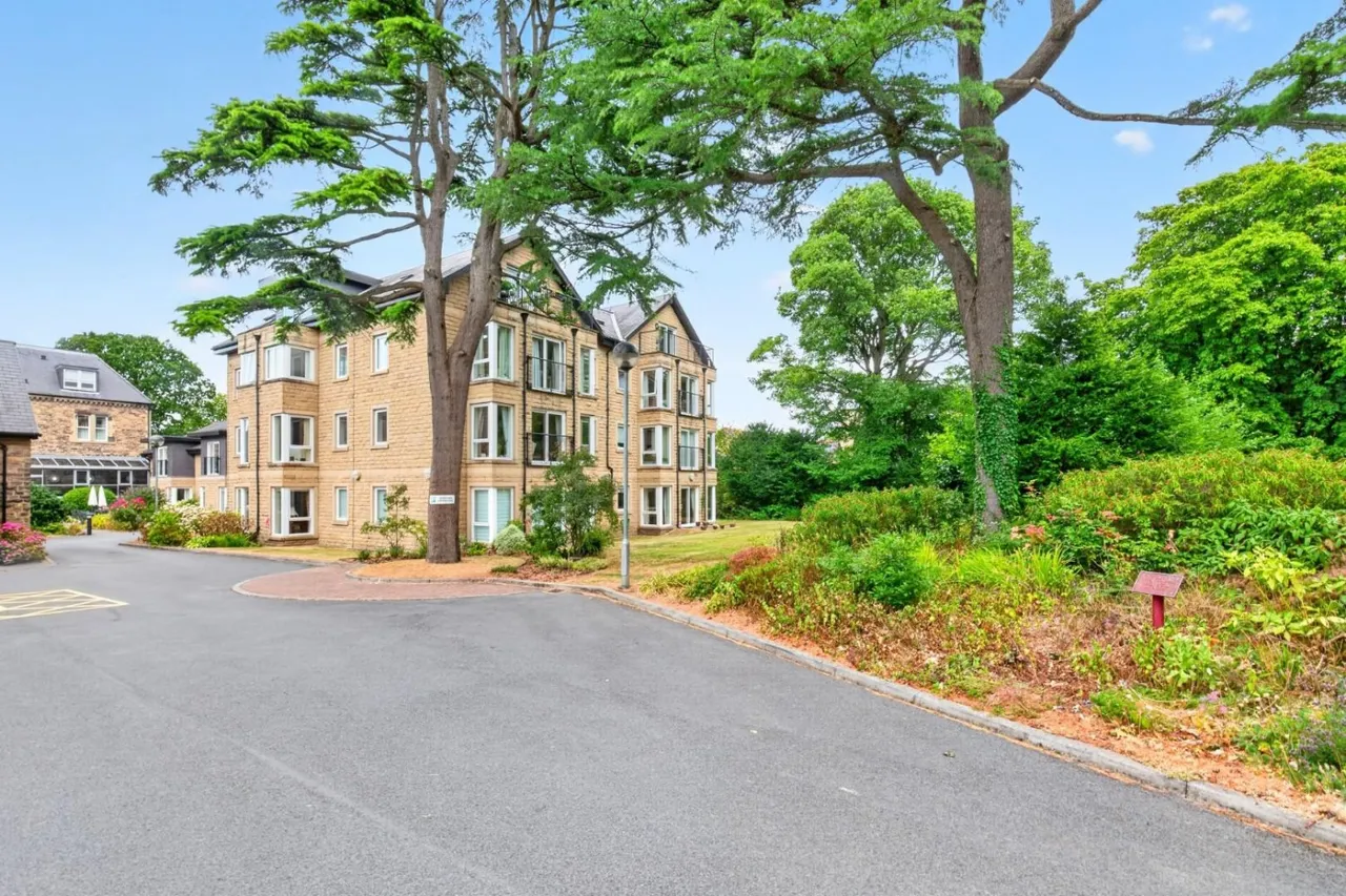 2 bed flat for sale — Martin Grange, Otley Road, Harrogate