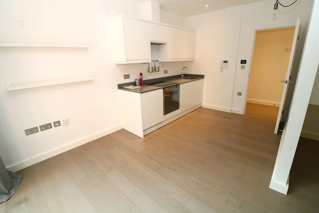 Lincoln Road, Dorking, RH4, photo 5