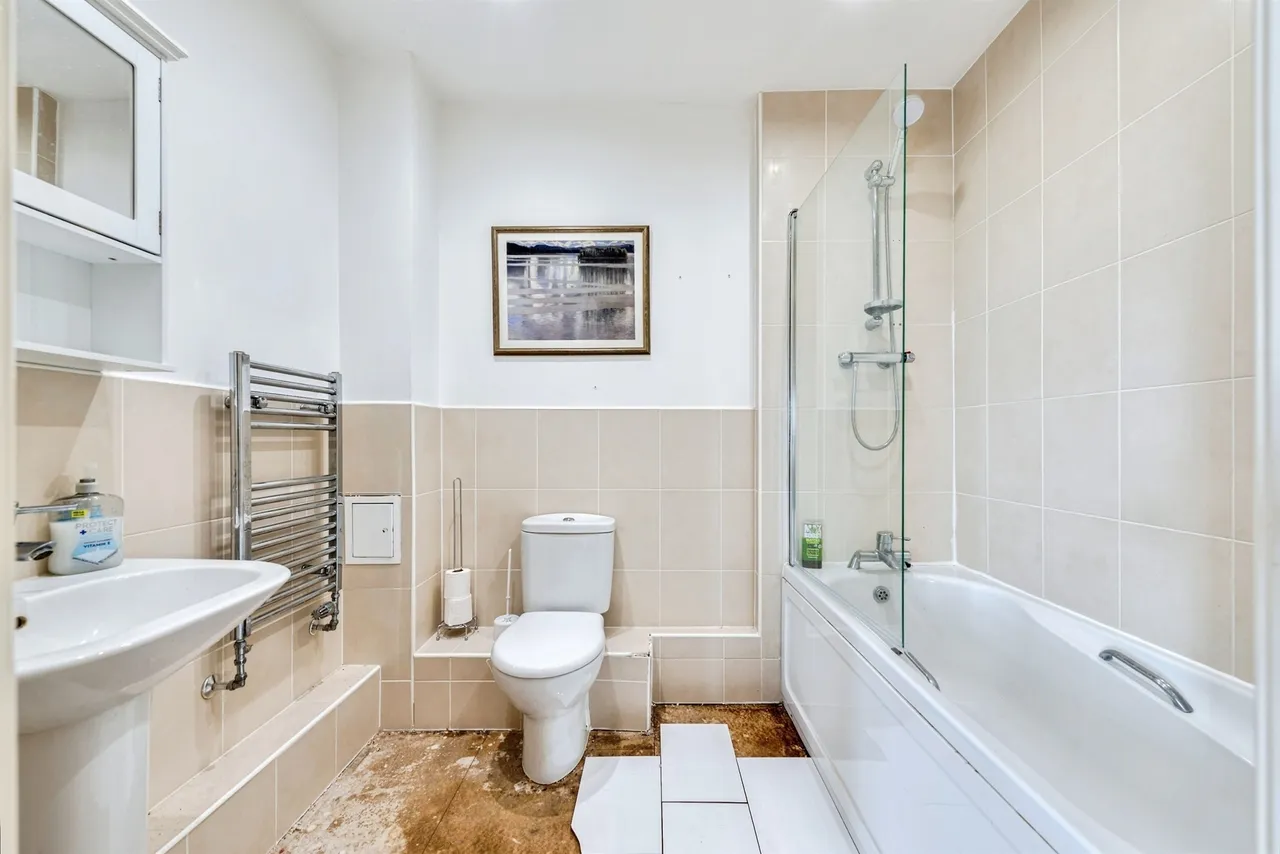 Tunnicliffe Close, Swindon, SN3, photo 12