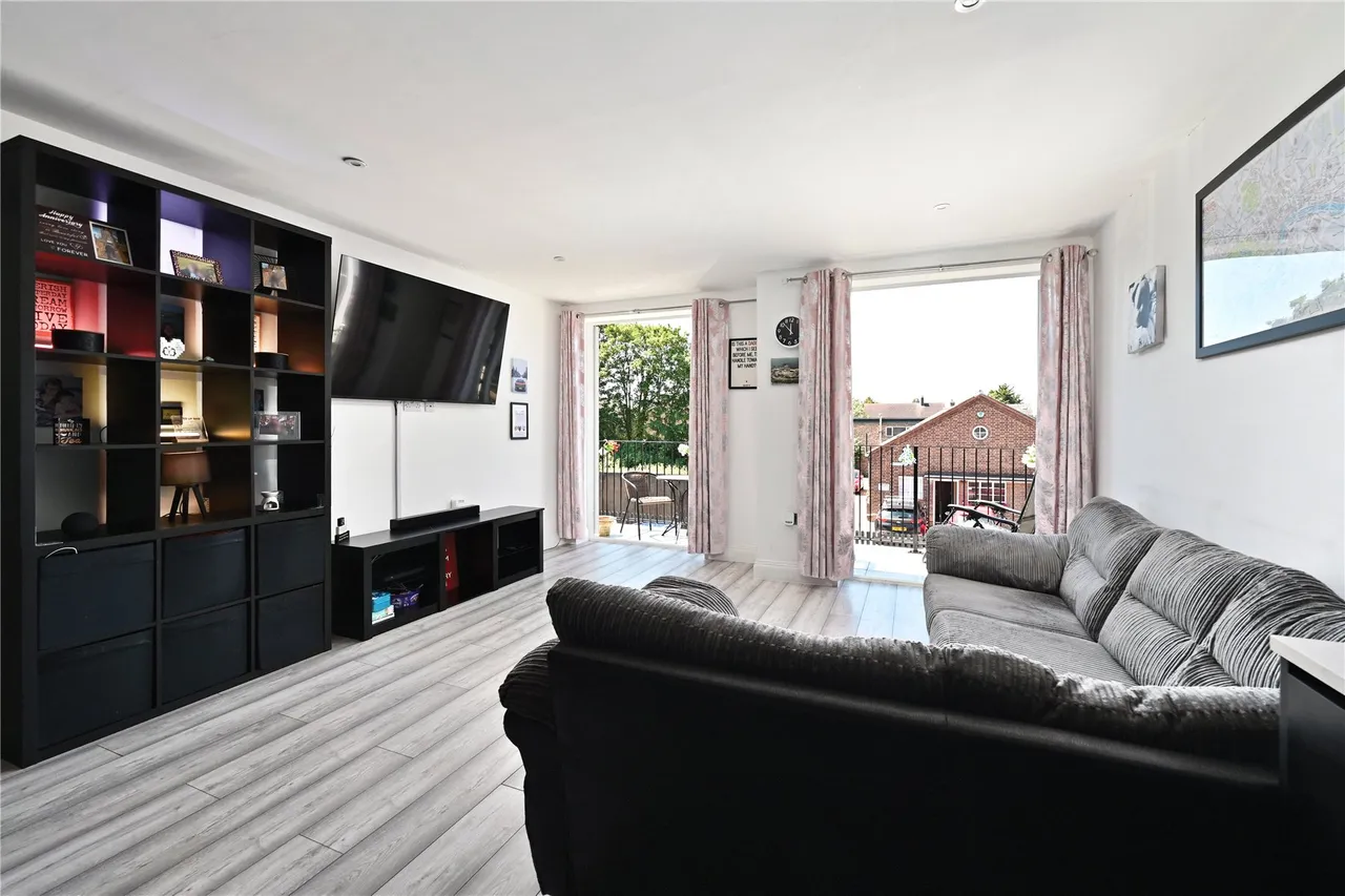 Drake Avenue, Staines, TW18, photo 2