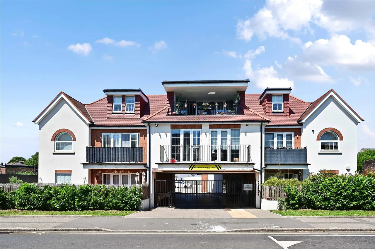 2 bed flat for sale, Drake Avenue, Staines, TW18
