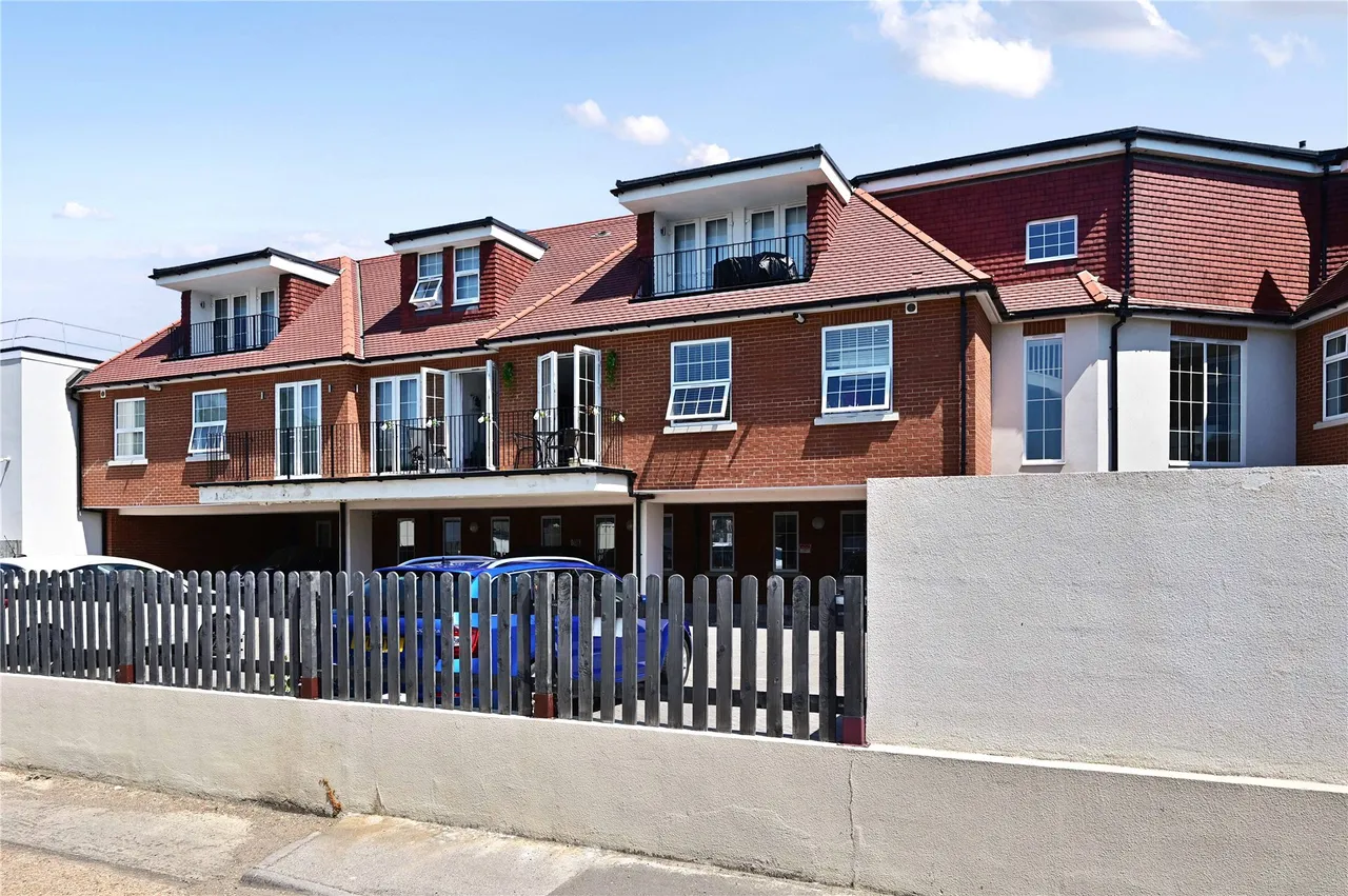 Drake Avenue, Staines, TW18, photo 8