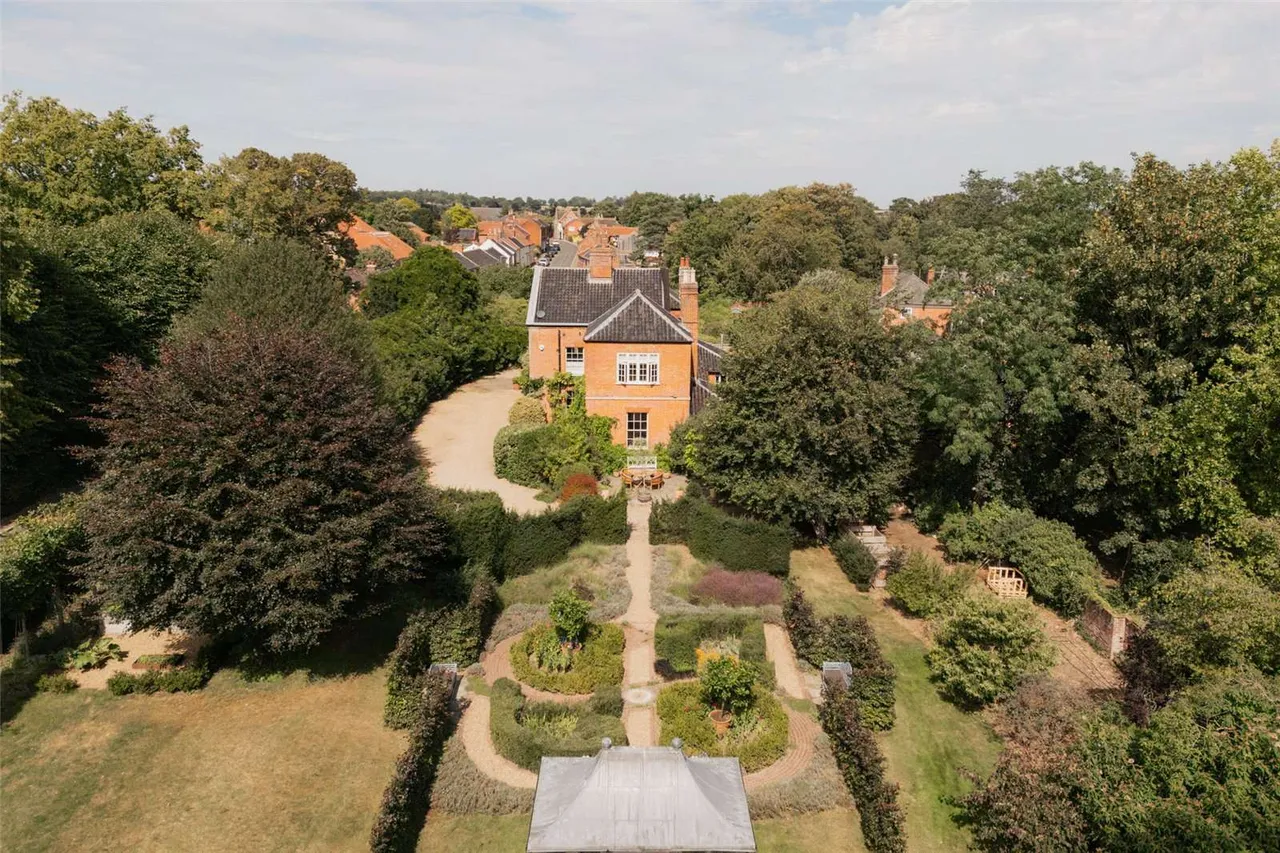 6 bed house for sale — High Bungay Road, Loddon, Norwich, Norfolk, NR14 6JT