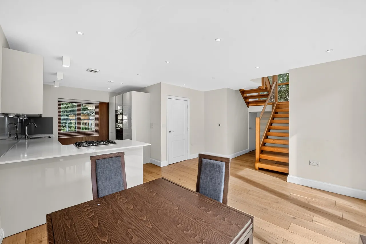 3 bed house to rent — Paragon Mews, Meadow Road, London, SW8