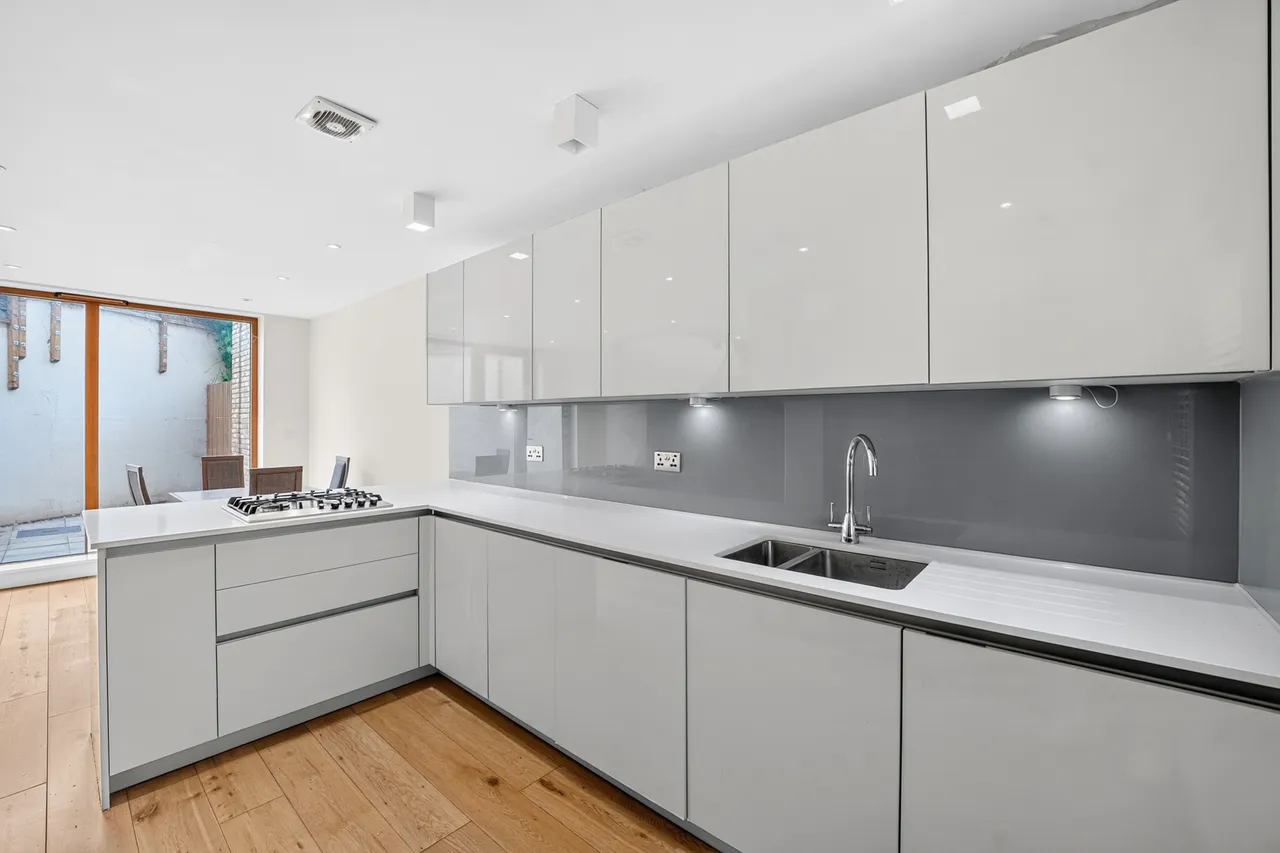 Paragon Mews, Meadow Road, London, SW8, photo 2