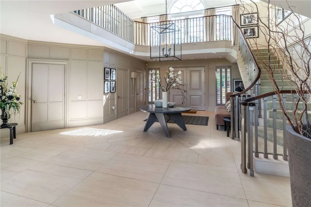 High Beech, Loughton, Essex, IG10 4AP, photo 3