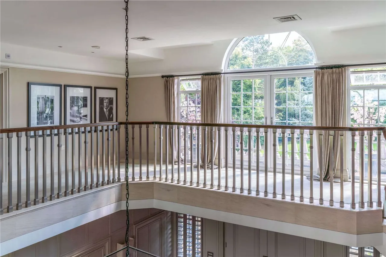 High Beech, Loughton, Essex, IG10 4AP, photo 8
