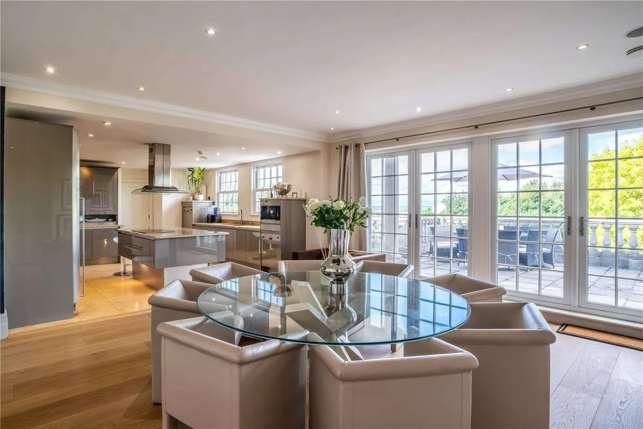 High Beech, Loughton, Essex, IG10 4AP, photo 4