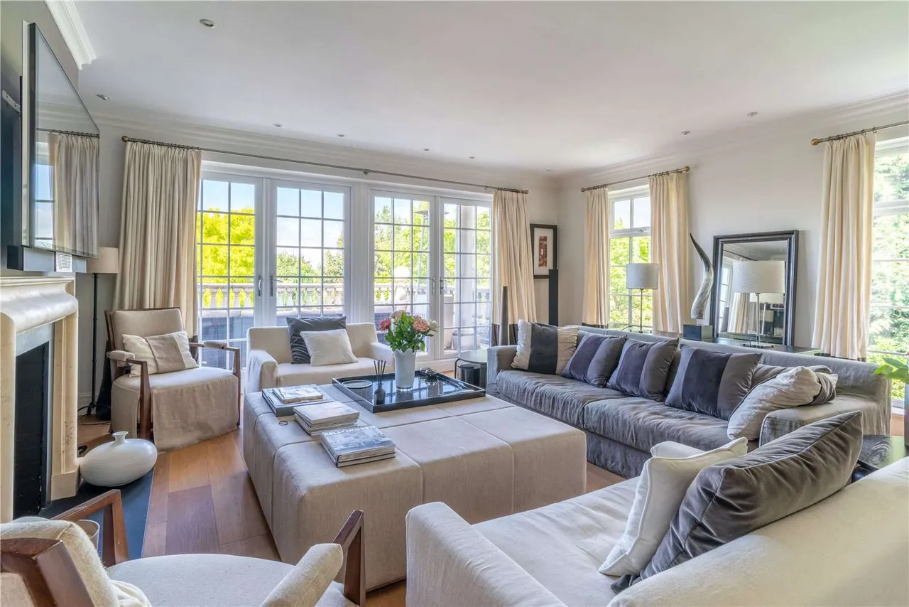 High Beech, Loughton, Essex, IG10 4AP, photo 7