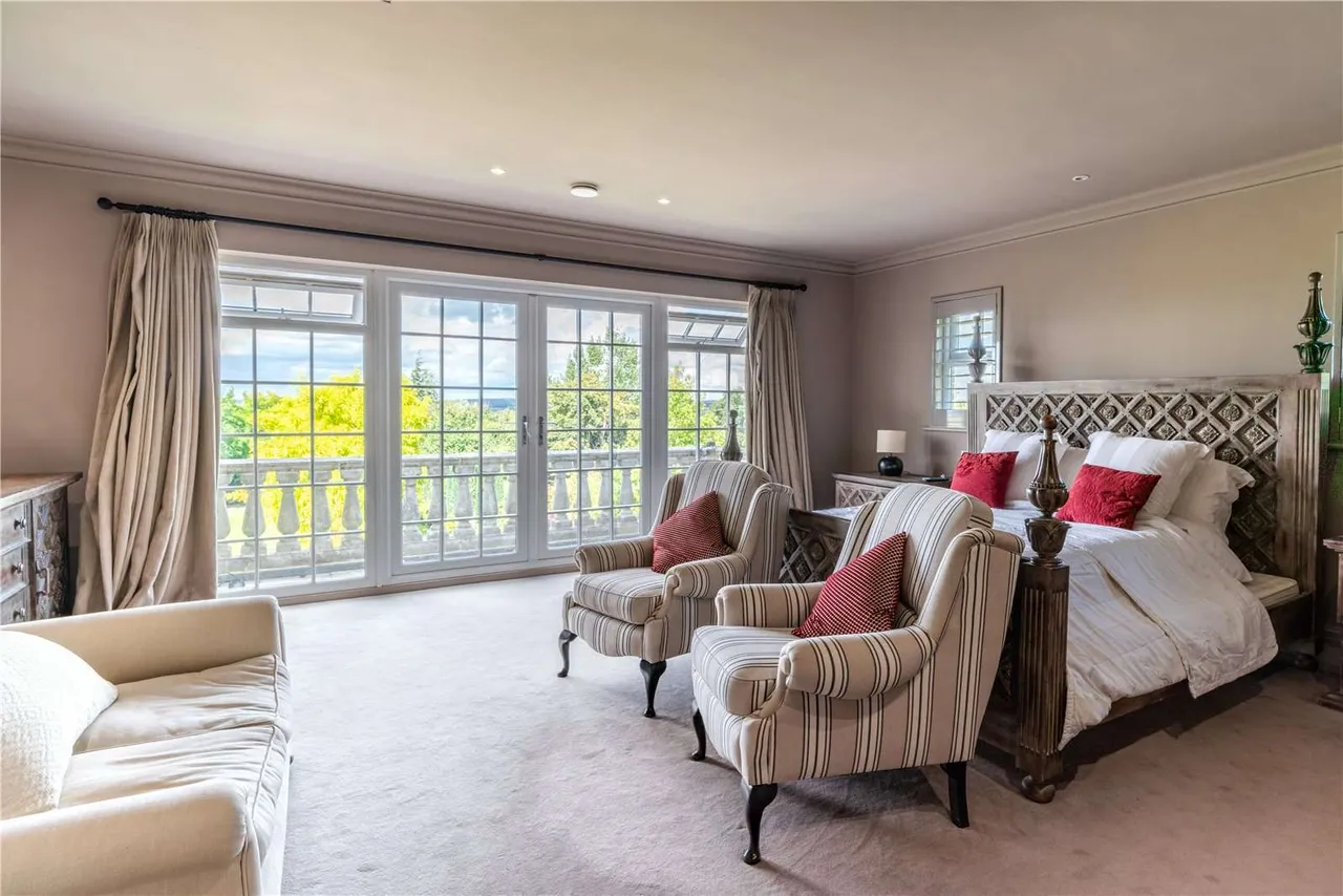 High Beech, Loughton, Essex, IG10 4AP, photo 12