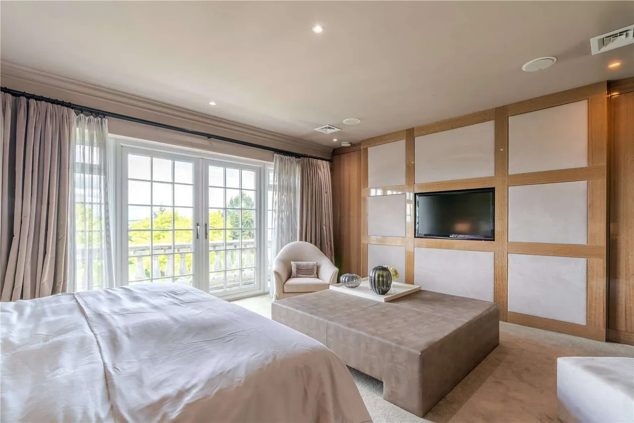 High Beech, Loughton, Essex, IG10 4AP, photo 11