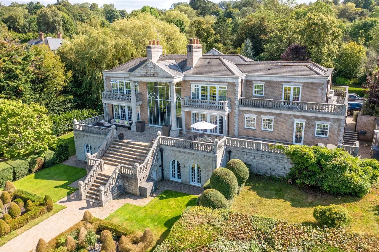 High Beech, Loughton, Essex, IG10 4AP, photo 2