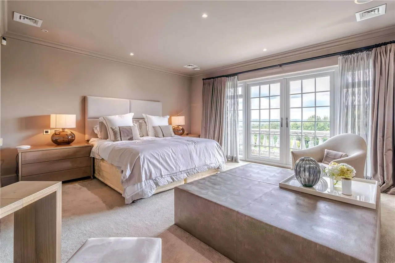 High Beech, Loughton, Essex, IG10 4AP, photo 10