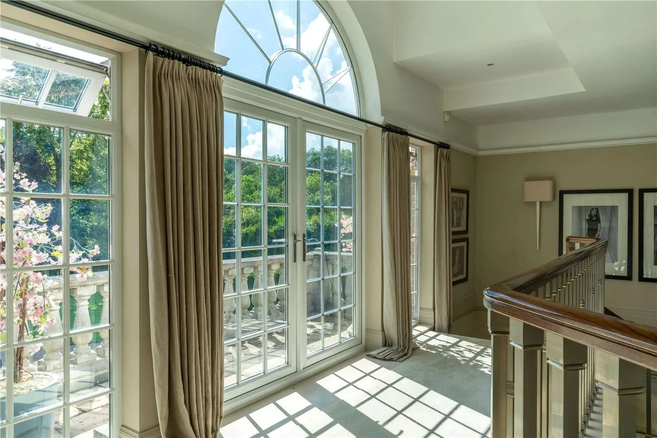 High Beech, Loughton, Essex, IG10 4AP, photo 9