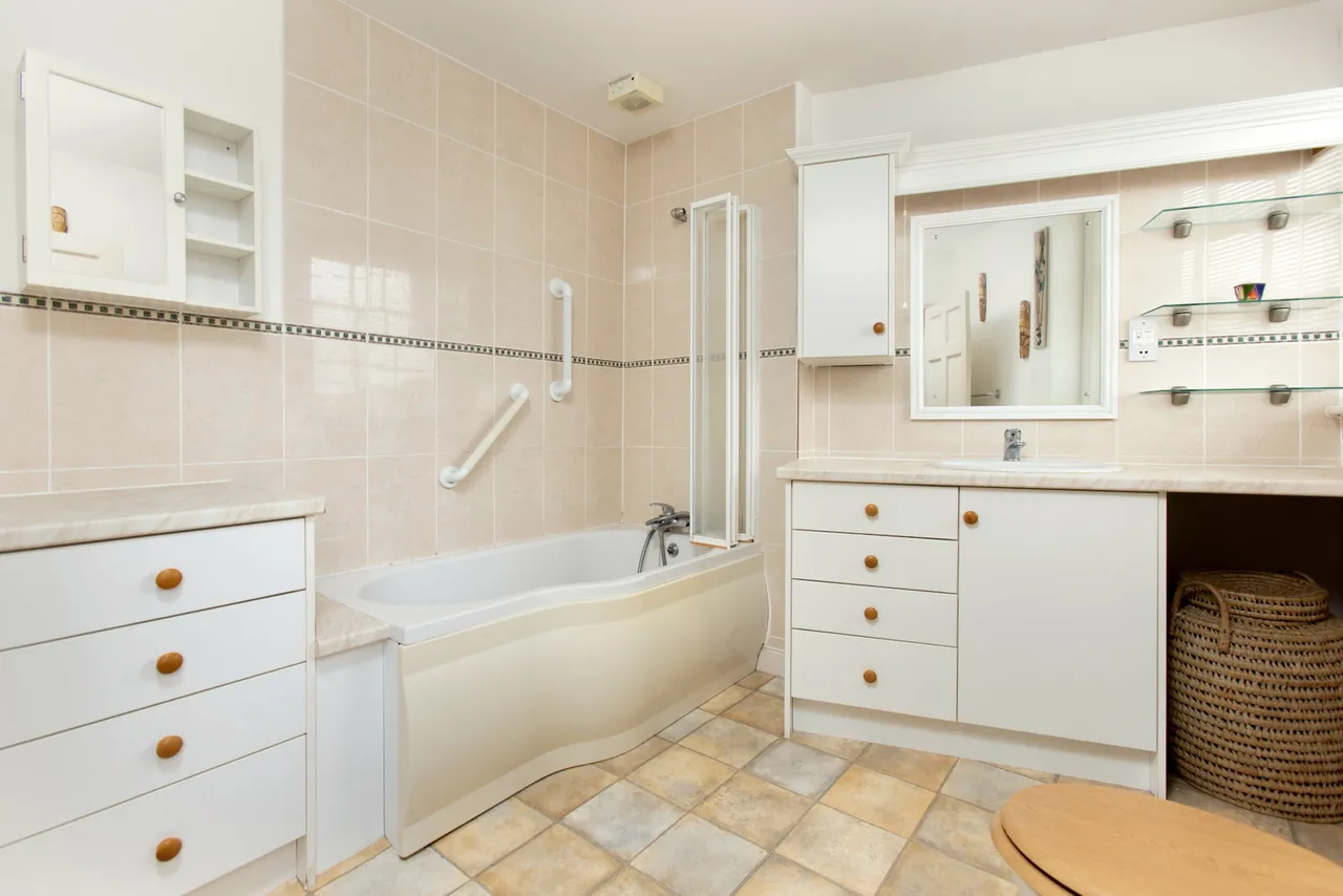 Hillworth Road, Devizes, SN10, photo 42