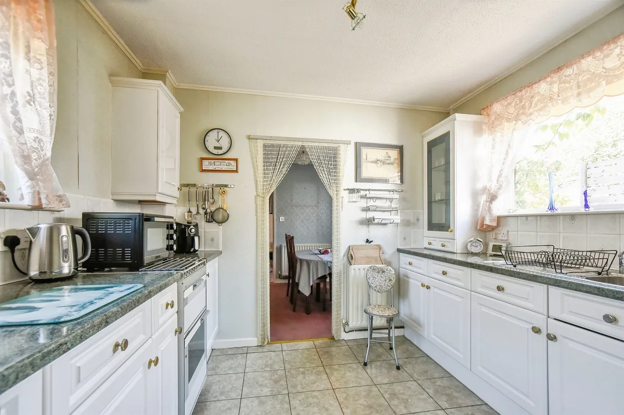Bishopdown Road, Salisbury, photo 8