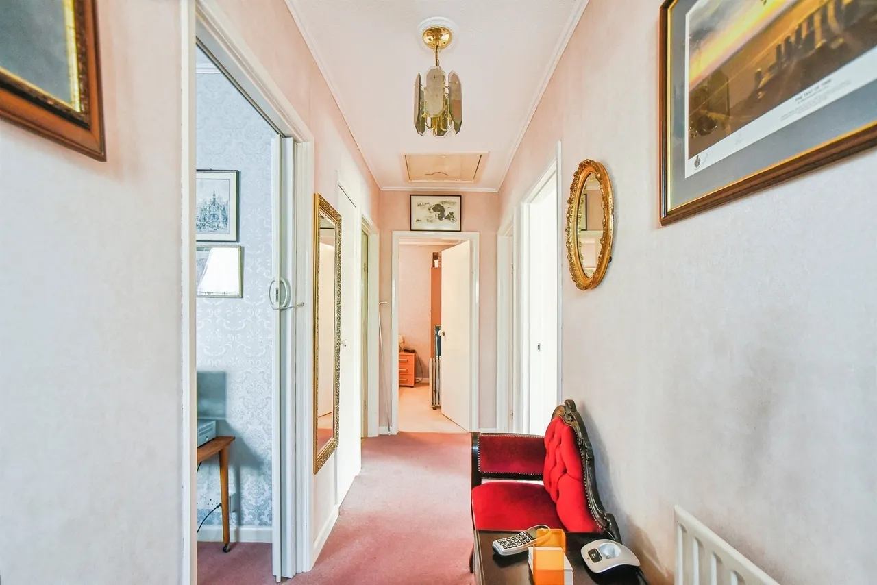 Bishopdown Road, Salisbury, photo 5
