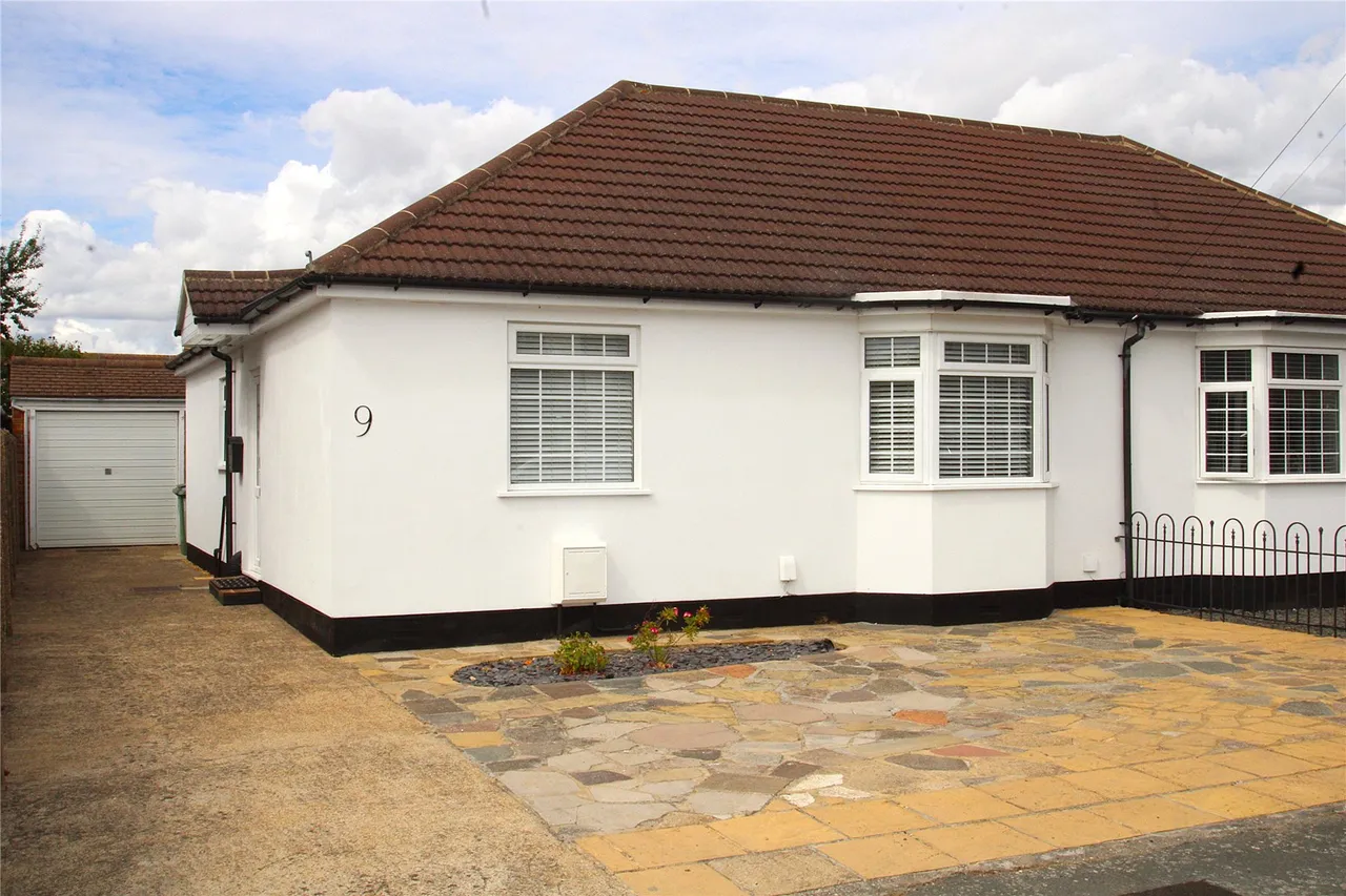 3 bed house for sale, Second Avenue, Walton On Thames, KT12