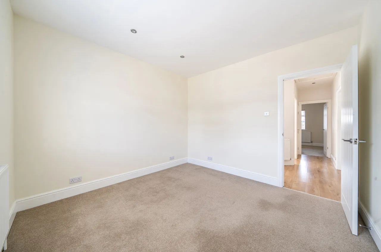Second Avenue, Walton On Thames, KT12, photo 10