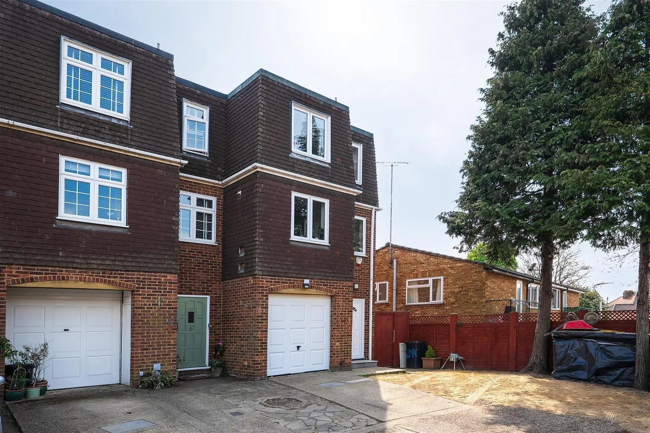 4 bed house for sale, Thatcher Close, West Drayton, UB7