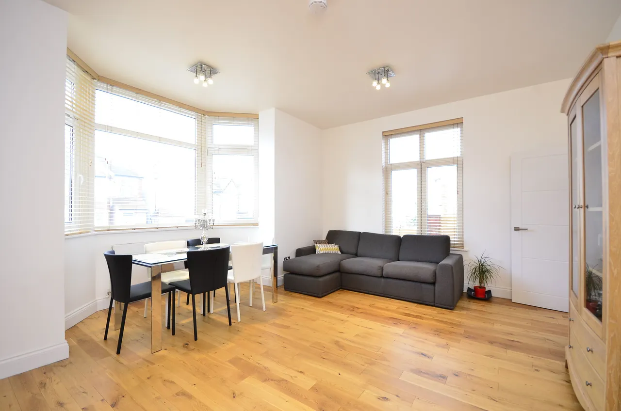 12 Limes Avenue, London, photo 3