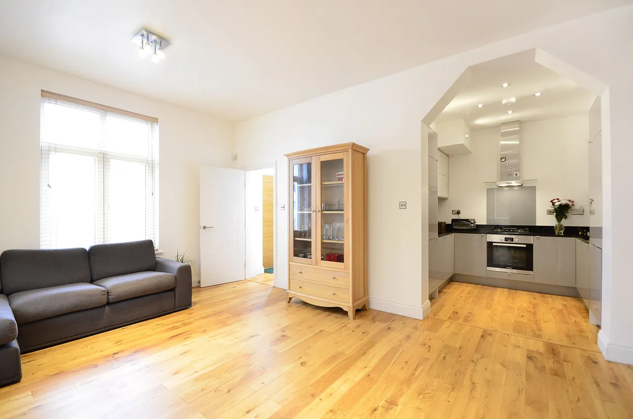 12 Limes Avenue, London, photo 4