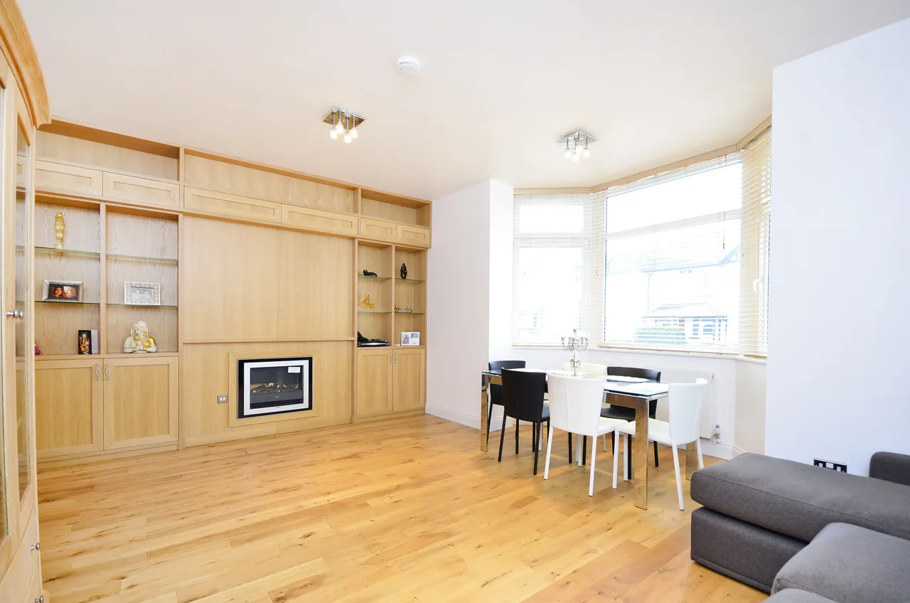 12 Limes Avenue, London, photo 2
