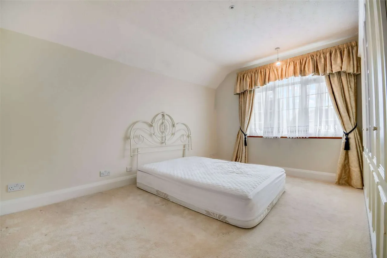 Rayleigh Road, Hutton, CM13, photo 11