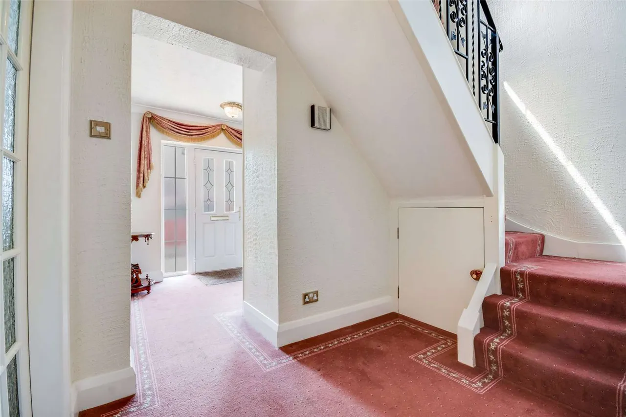 Rayleigh Road, Hutton, CM13, photo 8