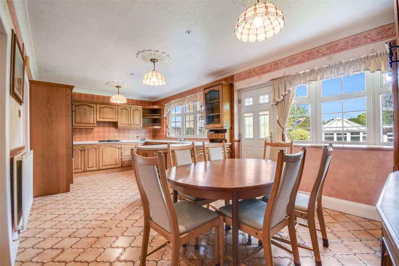 Rayleigh Road, Hutton, CM13, photo 7