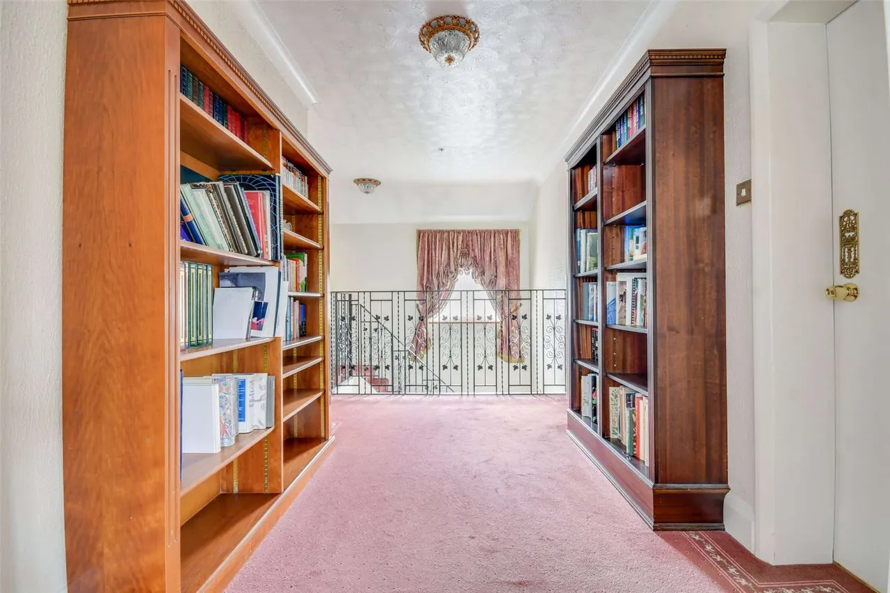 Rayleigh Road, Hutton, CM13, photo 9