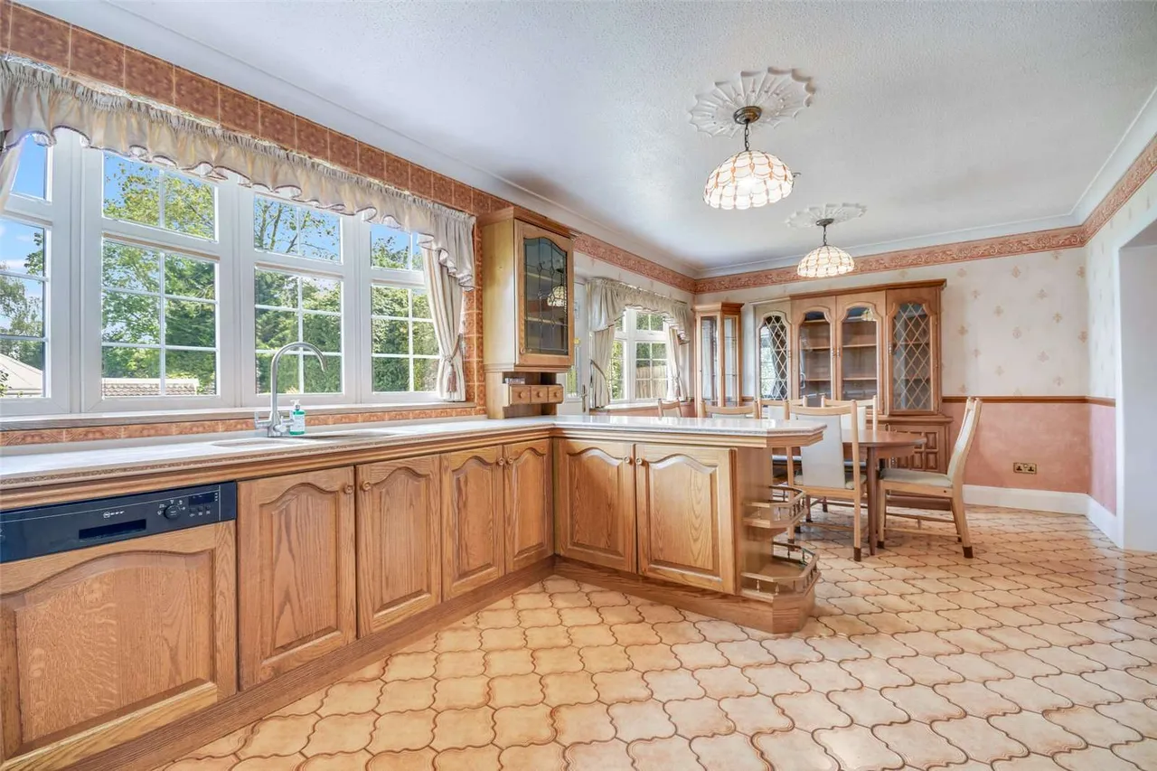 Rayleigh Road, Hutton, CM13, photo 3