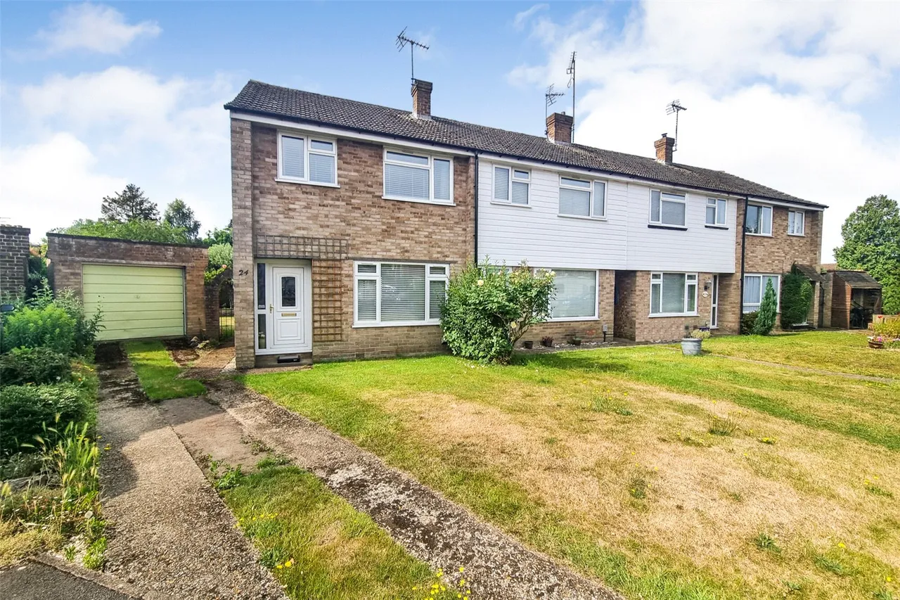 Burrwood Gardens, Ash Vale, Guildford, Surrey, GU12 5HN, photo 2