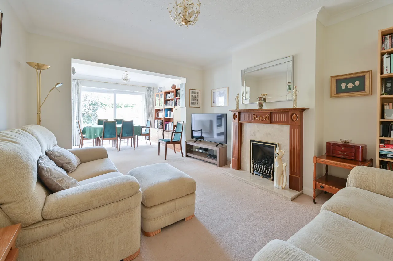 7 Castle Close, Bushey, photo 2