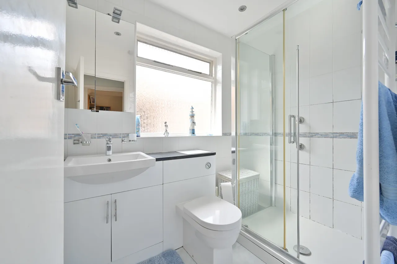 7 Castle Close, Bushey, photo 5