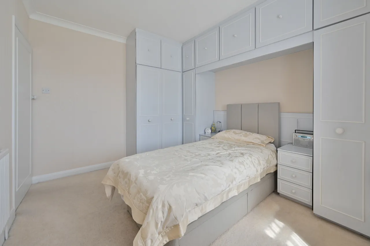 7 Castle Close, Bushey, photo 4