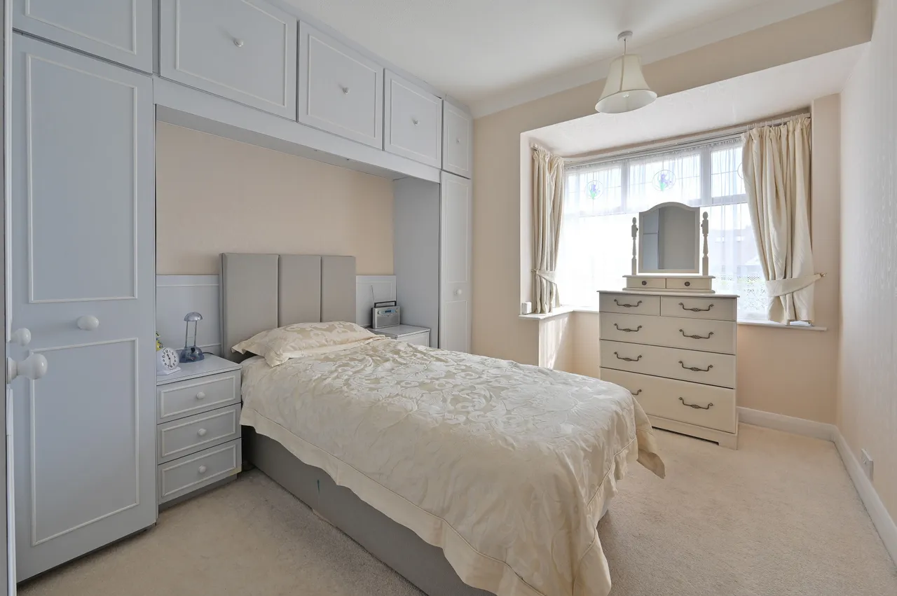 7 Castle Close, Bushey, photo 9