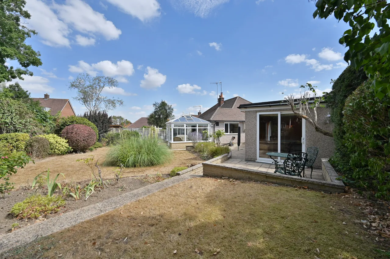 7 Castle Close, Bushey, photo 8