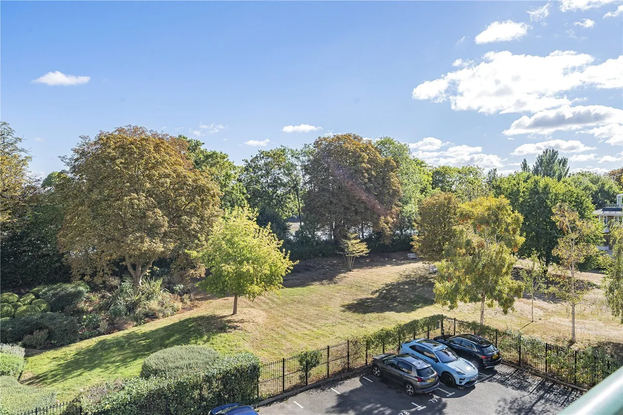2 bed flat for sale, Strand Drive, Richmond, TW9