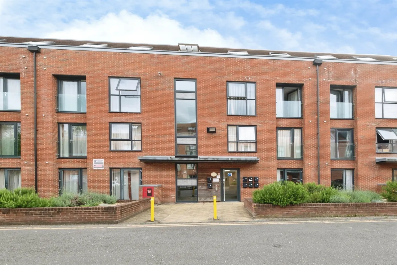 1 bed flat for sale — Candleford Court, Buckingham