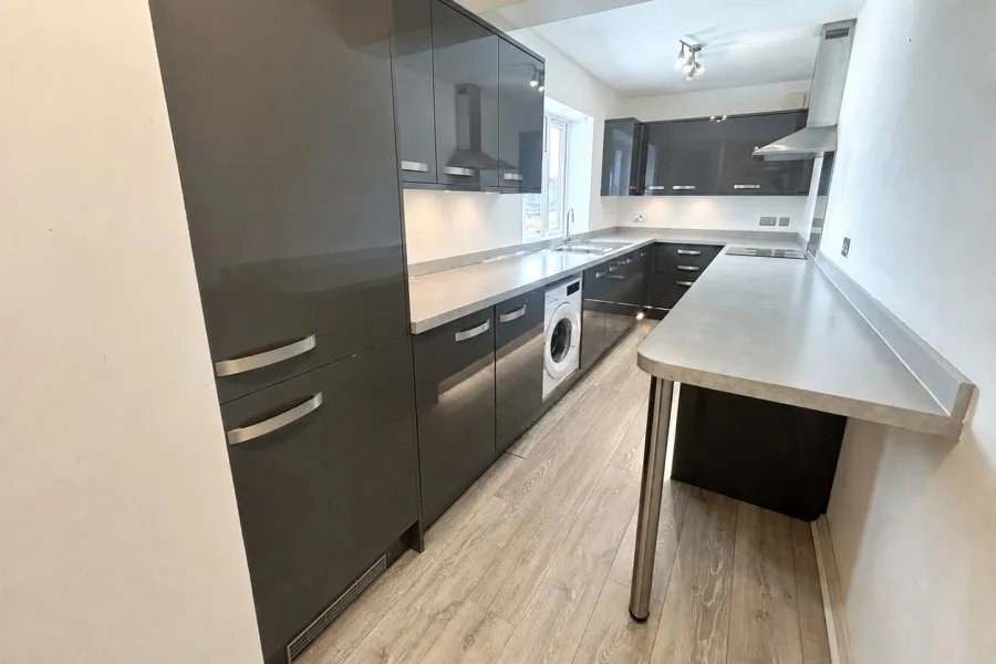 3 bed flat to rent, Queens Road, Weybridge, KT13