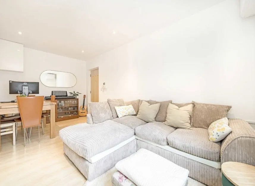 Hither Green Lane, Lewisham, SE13, photo 2