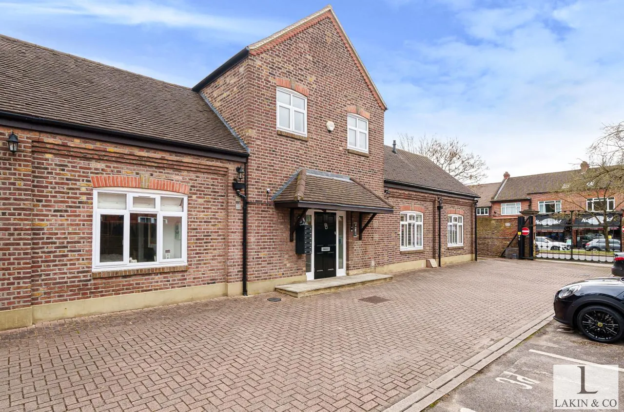2 bed flat for sale, Swakeleys Road, Ickenham, UB10